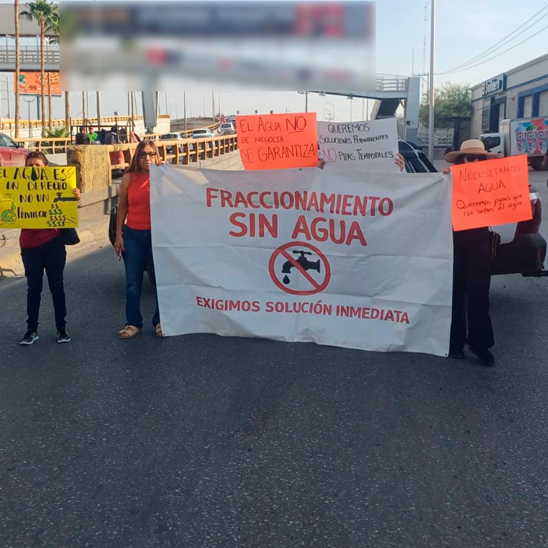 Vecinos de la colonia Plan de San Luis, realizaron un bloqueo en el periférico Raúl López Sánchez de Torreón denunciando falta de agua potable